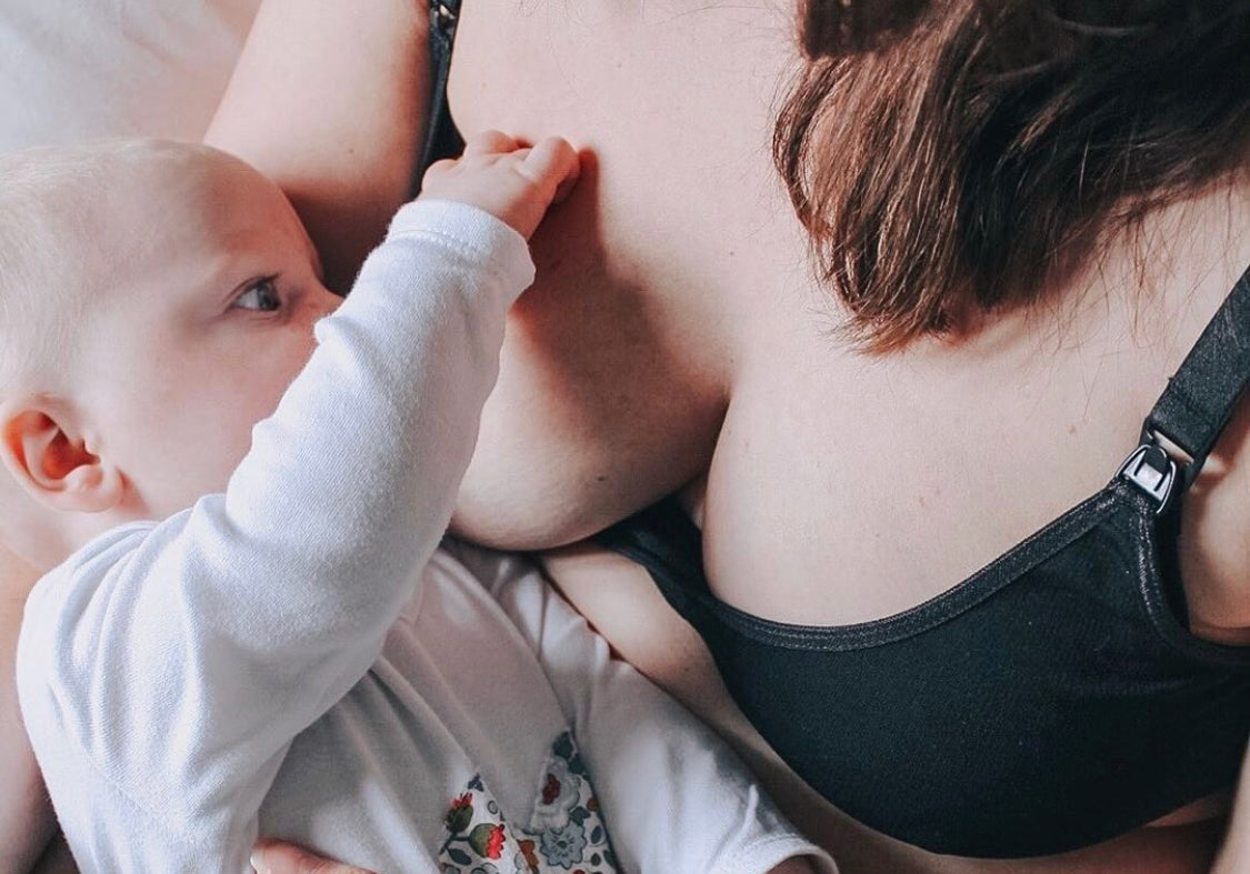 Hvor meget mælk får baby ved amning?