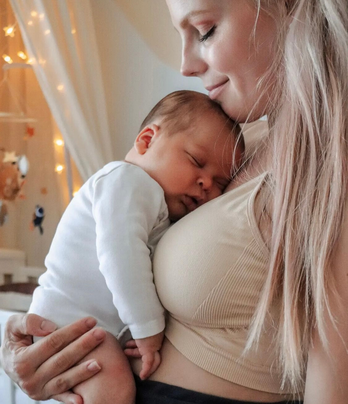Hvor meget mælk får baby ved amning?