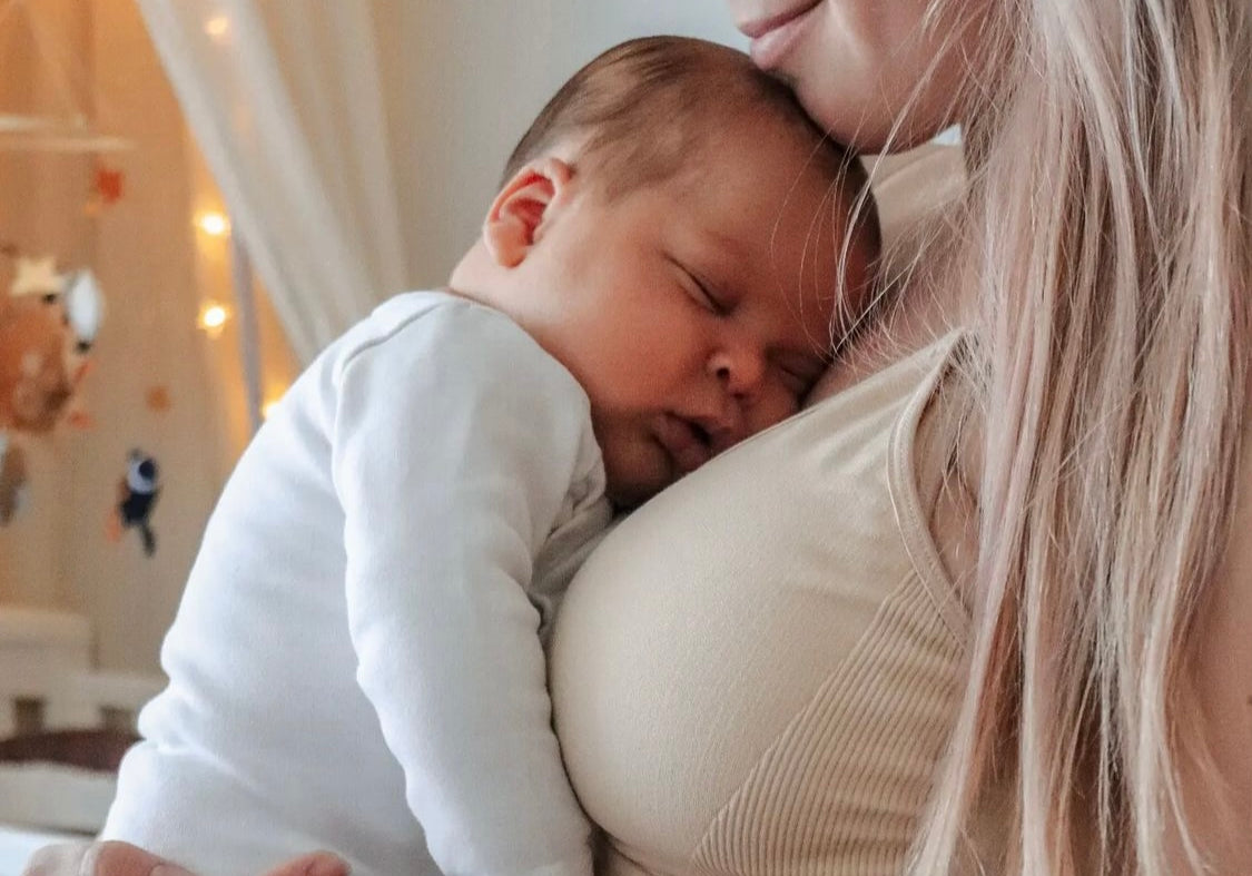 Hvor meget mælk får baby ved amning?
